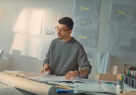 Ausstattung und Requisite Werbung "Staedtler – Tri Plus You", Architekt in seinem Büro mit sehr vielen Arbeitsmaterialien