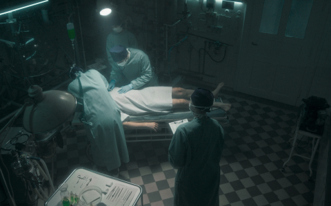 Szenenbild und Ausstattung Film – Kurzfilm „Medical Revolution“, Blick auf dystopische Operationsszene aus der Vogelperspektive