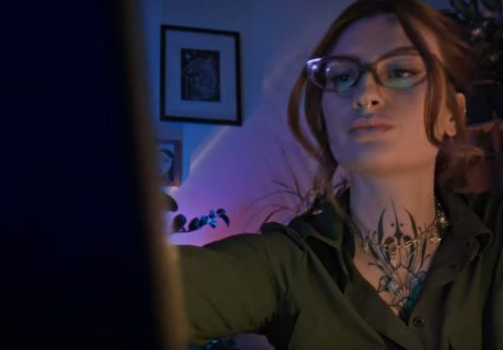 Frau mit Tattoo auf Hals und markanter Brille
