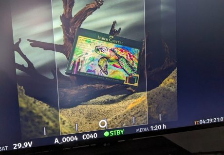 Ausstattung und Requisite Werbung "Faber Castell", Bildschirm mit Detailaufnahme eines Produktes in einem Aquarium