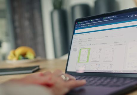 Ausstattung und Requisite Werbung "Datev – Fleur Ami", Blick auf einen Laptop beim Arbeiten