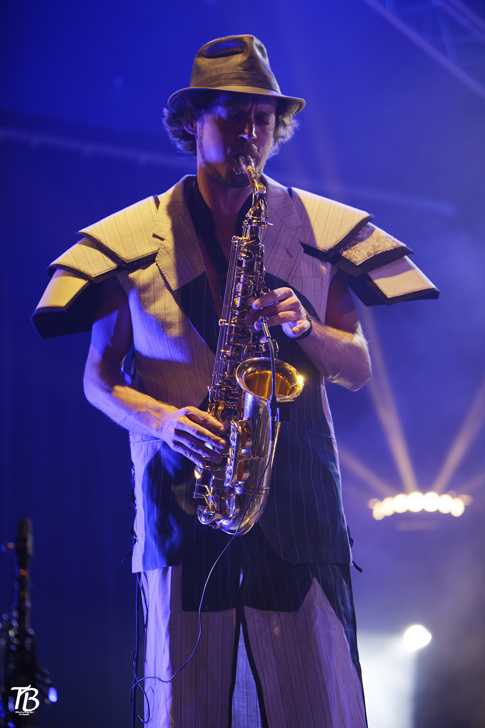 Kostümbild Konzert – Konzertkostüme „Knights“, Saxofon-Spieler in Anzug mit Rüstungselementen aus Stoff