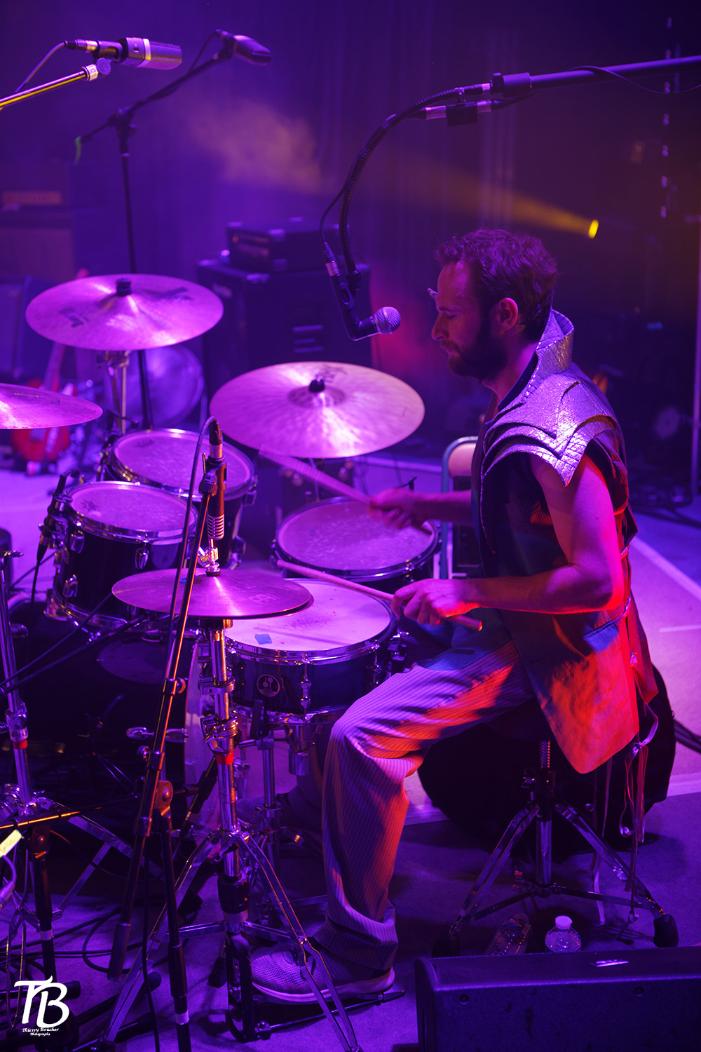 Kostümbild Konzert – Konzertkostüme „Knights“, Schlagzeuger in Anzug mit Rüstungselementen aus Stoff