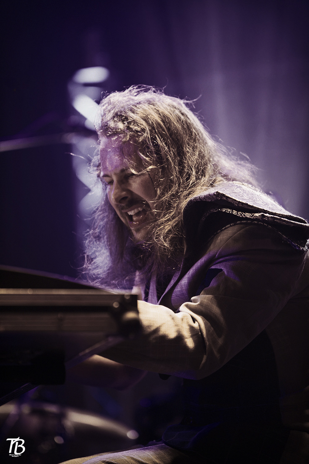 Musiker in Kostüm mit ritterlichen Elementen