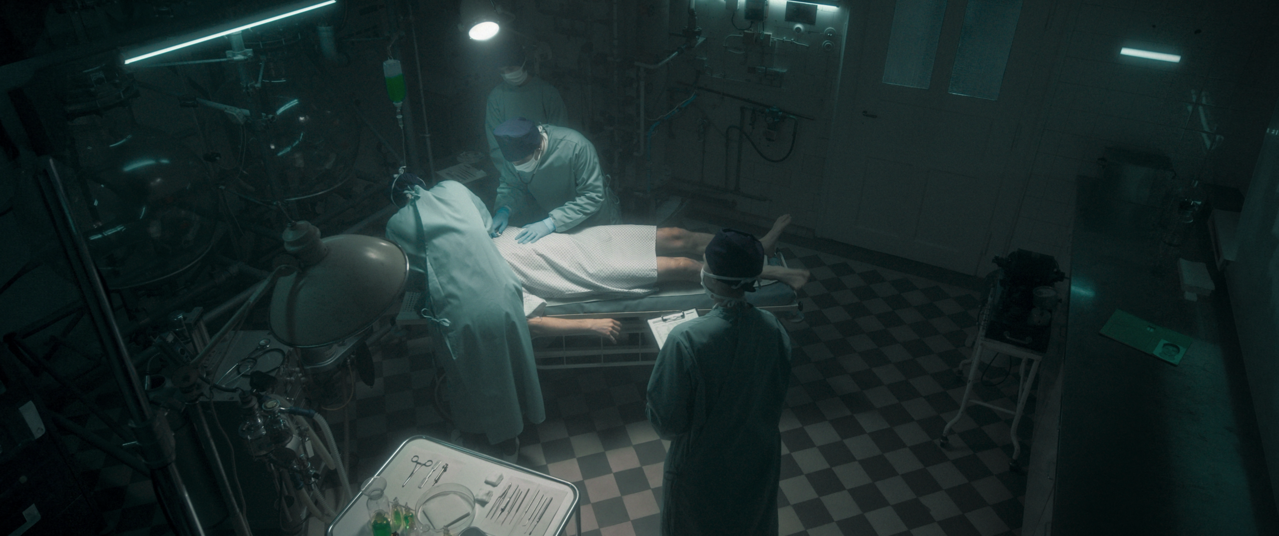 Szenenbild und Ausstattung Film Studio L² Linda – Kurzfilm „Medical Revolution“, Blick auf dystopische Operationsszene aus der Vogelperspektive