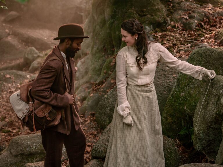 Szene aus dem Spielfilm „4 Tage bis zur Ewigkeit“, die Hauptdarstellerin und ihre heimliche Liebe treffen sich im Wald