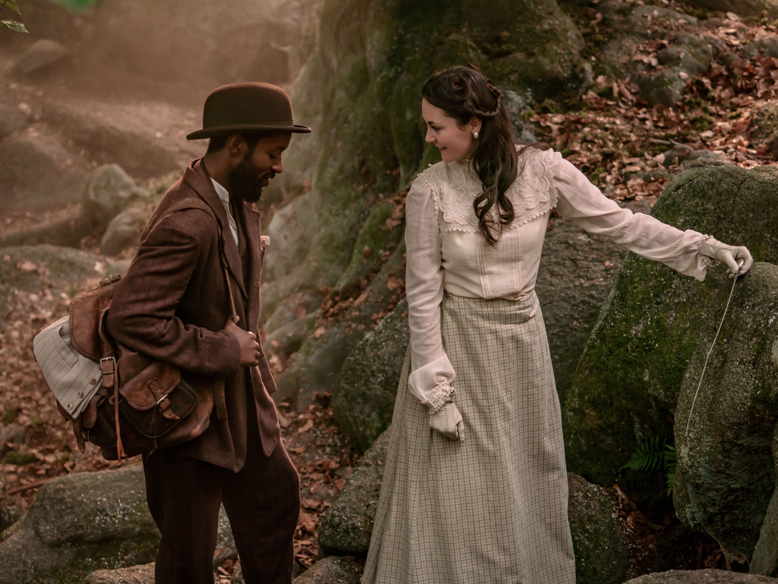 Szene aus dem Spielfilm „4 Tage bis zur Ewigkeit“, die Hauptdarstellerin und ihre heimliche Liebe treffen sich im Wald