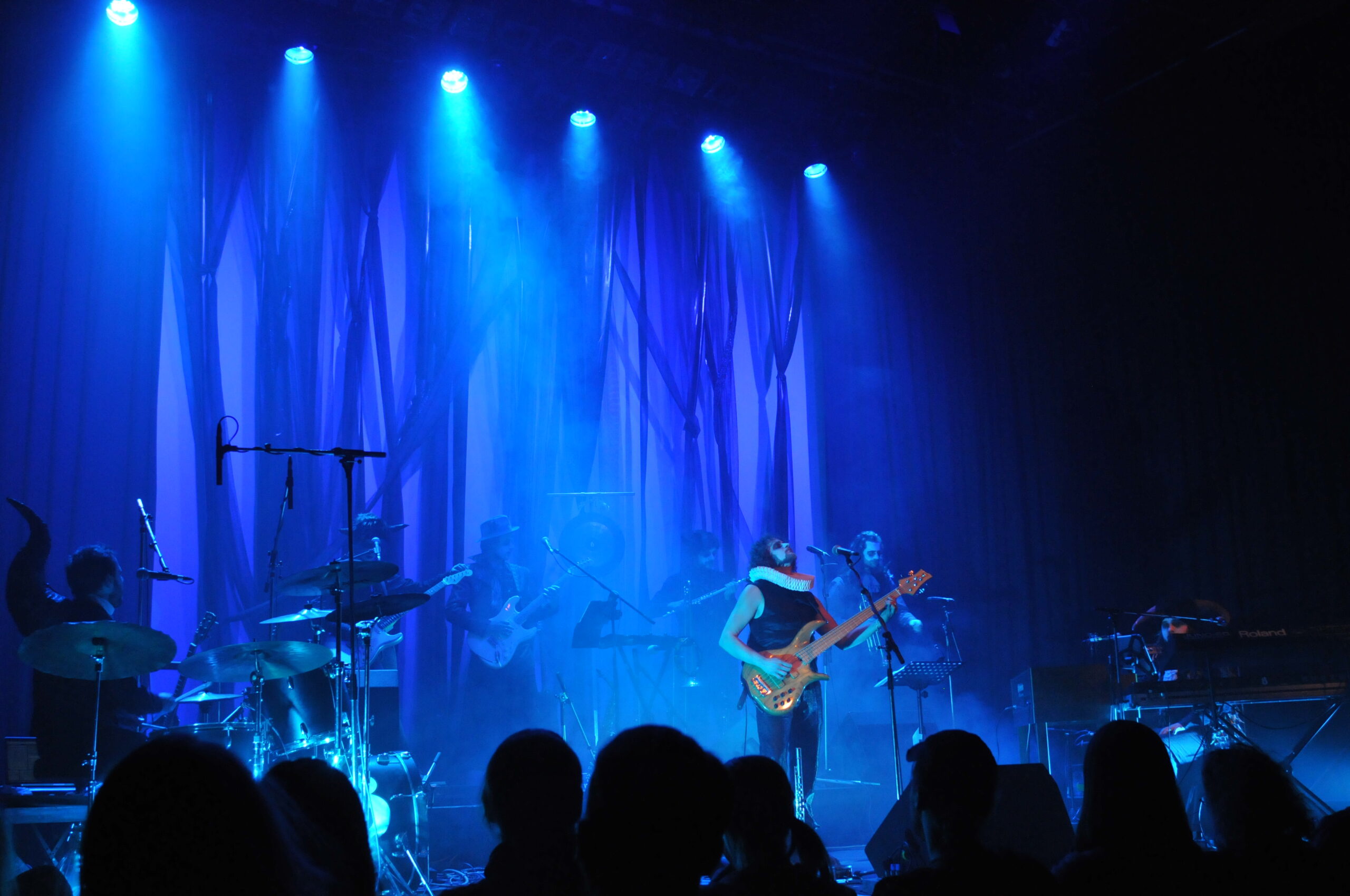 Bühnenbild und Kostümbild Konzert „Unterwelt“, blau beleuchtete, mystische Bühneninstallation mit Musikern