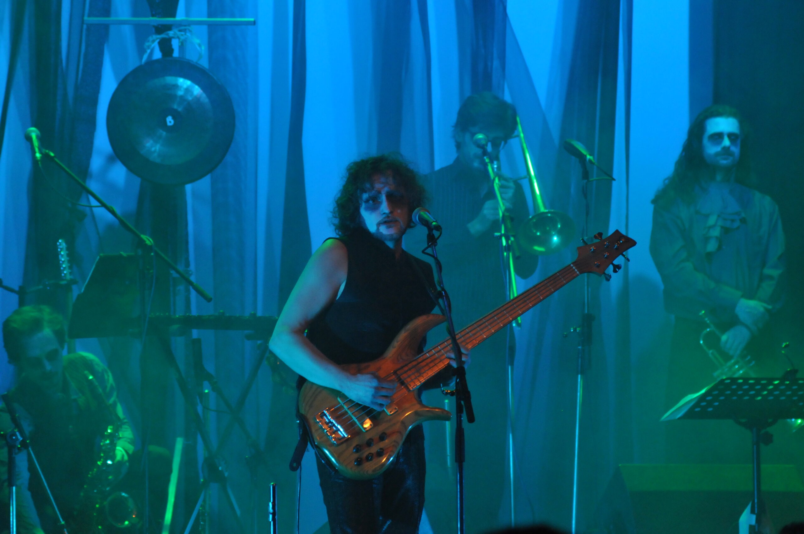 Musiker mit Gitarre auf geheimnisvoller Szene