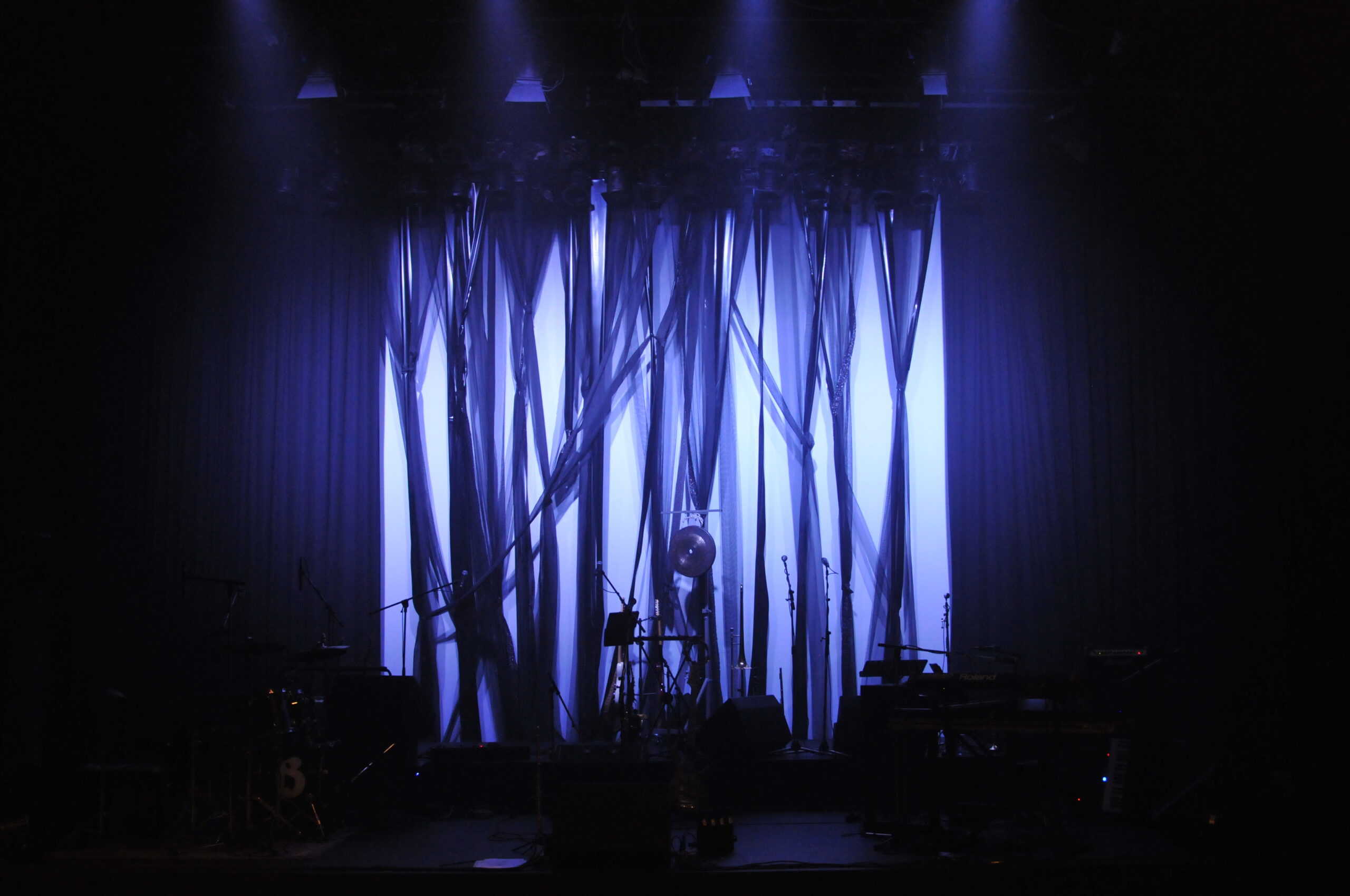 Ansicht der geheimnisvollen Bühneninstallation zum Thema "Unterwelt" für ein Konzert