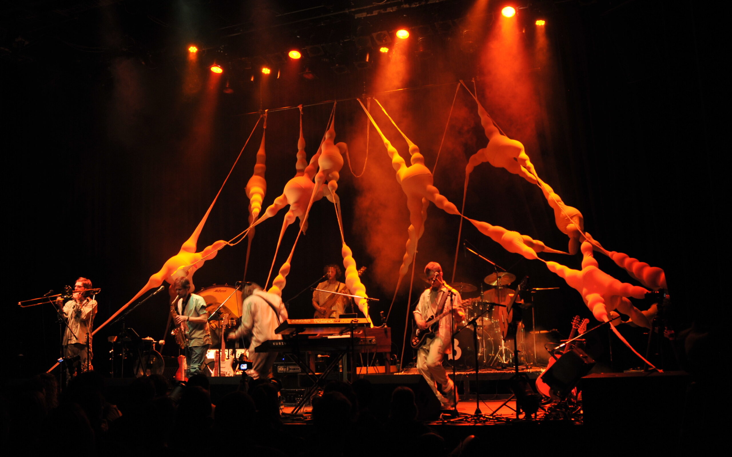 Organische Bühneninstallation, Musiker in zwischen Fäden mit Ausbuchtungen