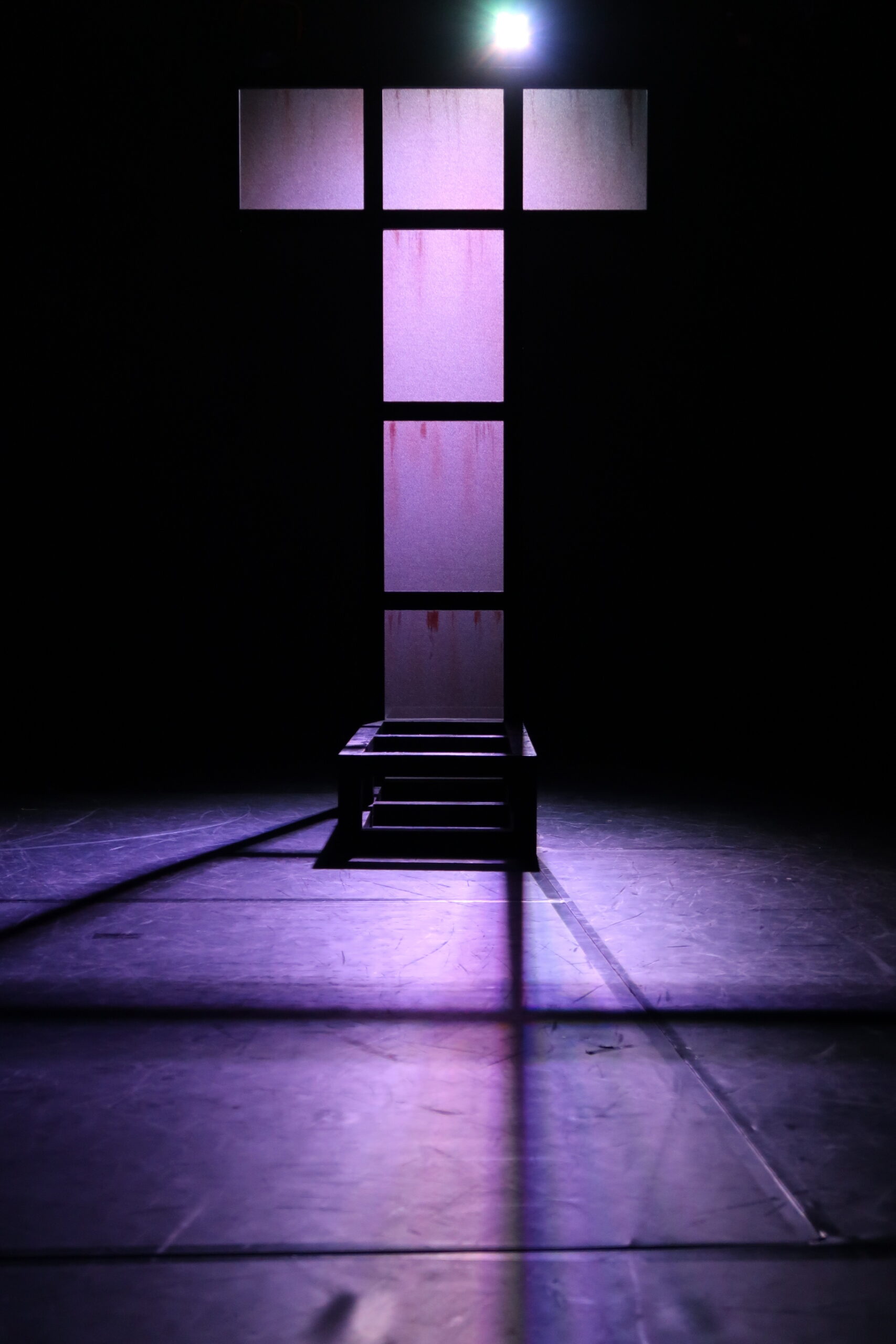 Ein lila leuchtender Buchstabe "T"