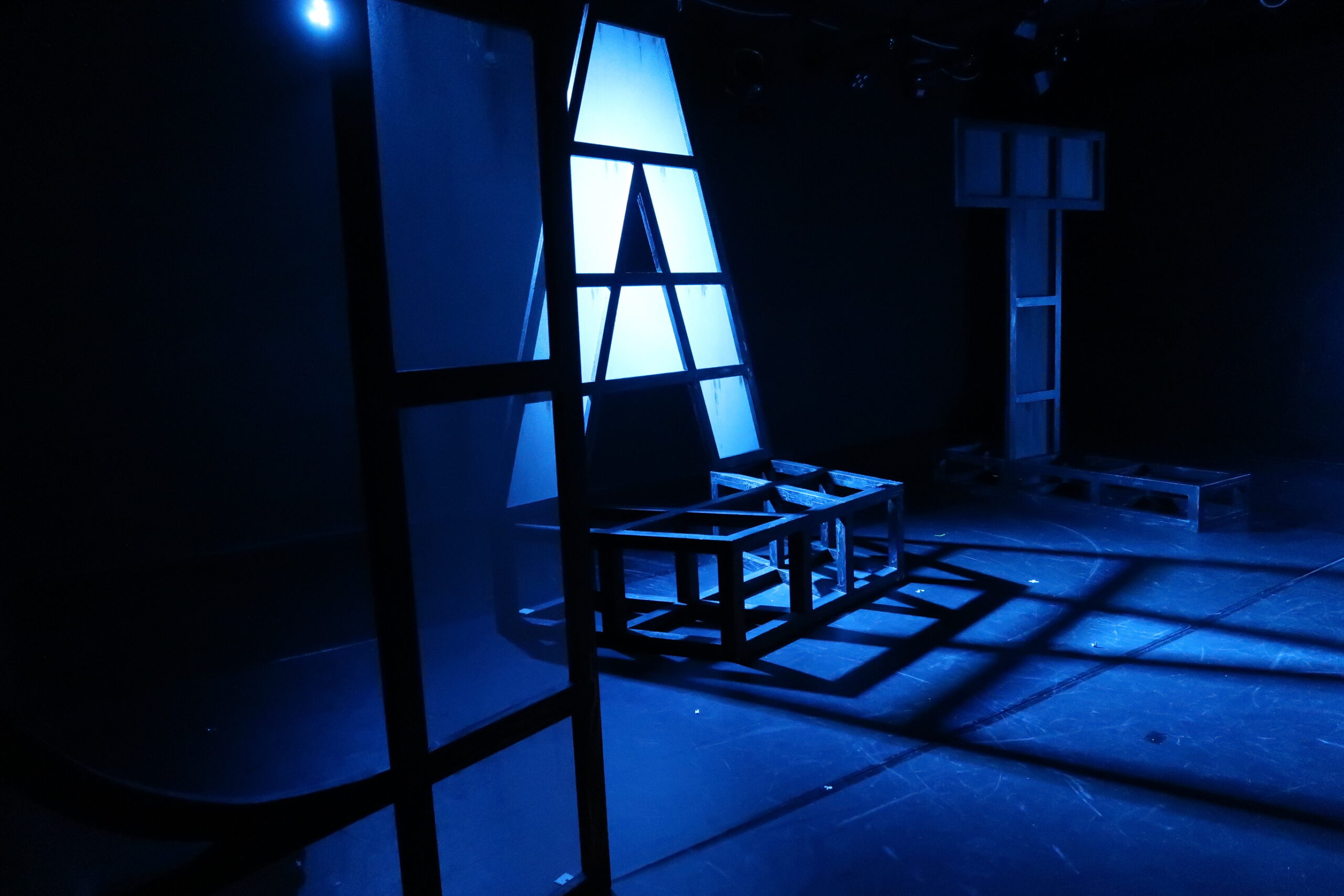 Ein blau leuchtender Buchstabe "A"