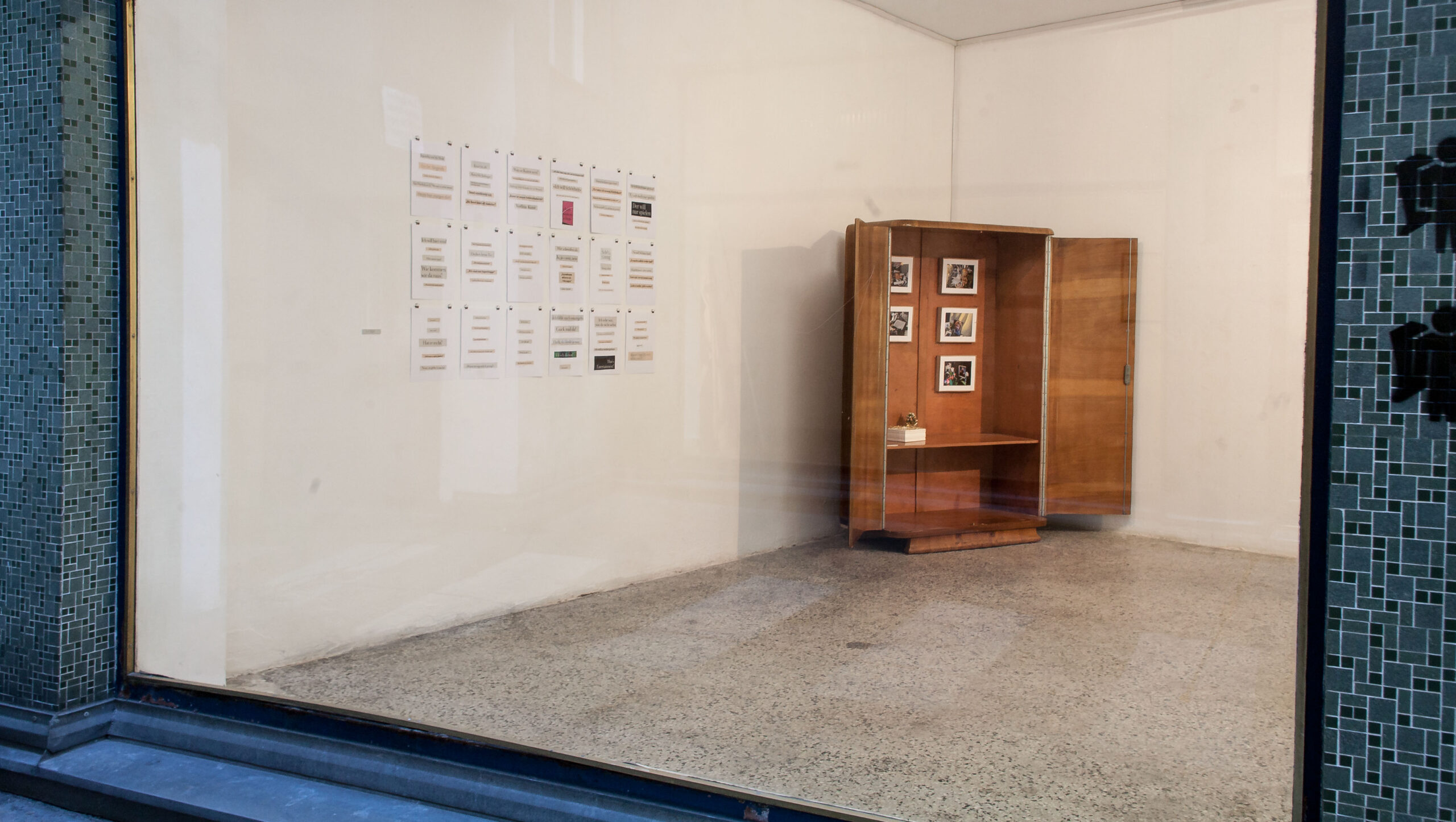 Ausstellungsgestaltung Raumdesign – Design Ausstellung Wien „Halt mich fest. Frier mich ein. Zeig mich her.“, Blick durch ein Schaufenster auf die Ausstellung