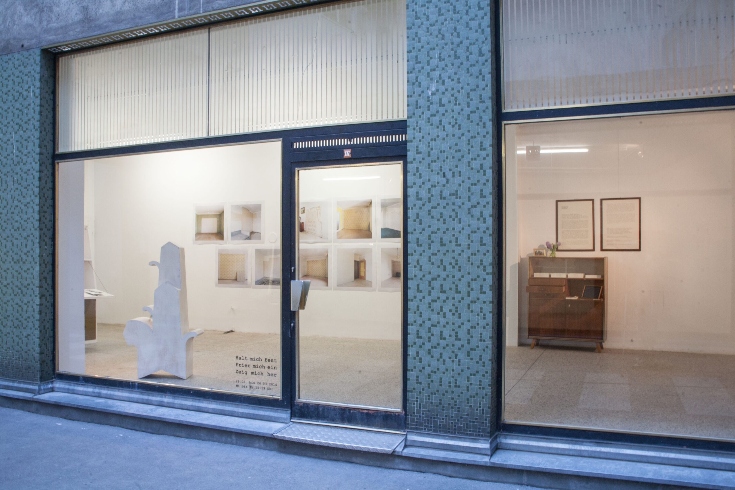 Ausstellungsgestaltung Raumdesign – Design Ausstellung Wien „Halt mich fest. Frier mich ein. Zeig mich her.“, Blick in die Ausstellung durchs Schaufenster