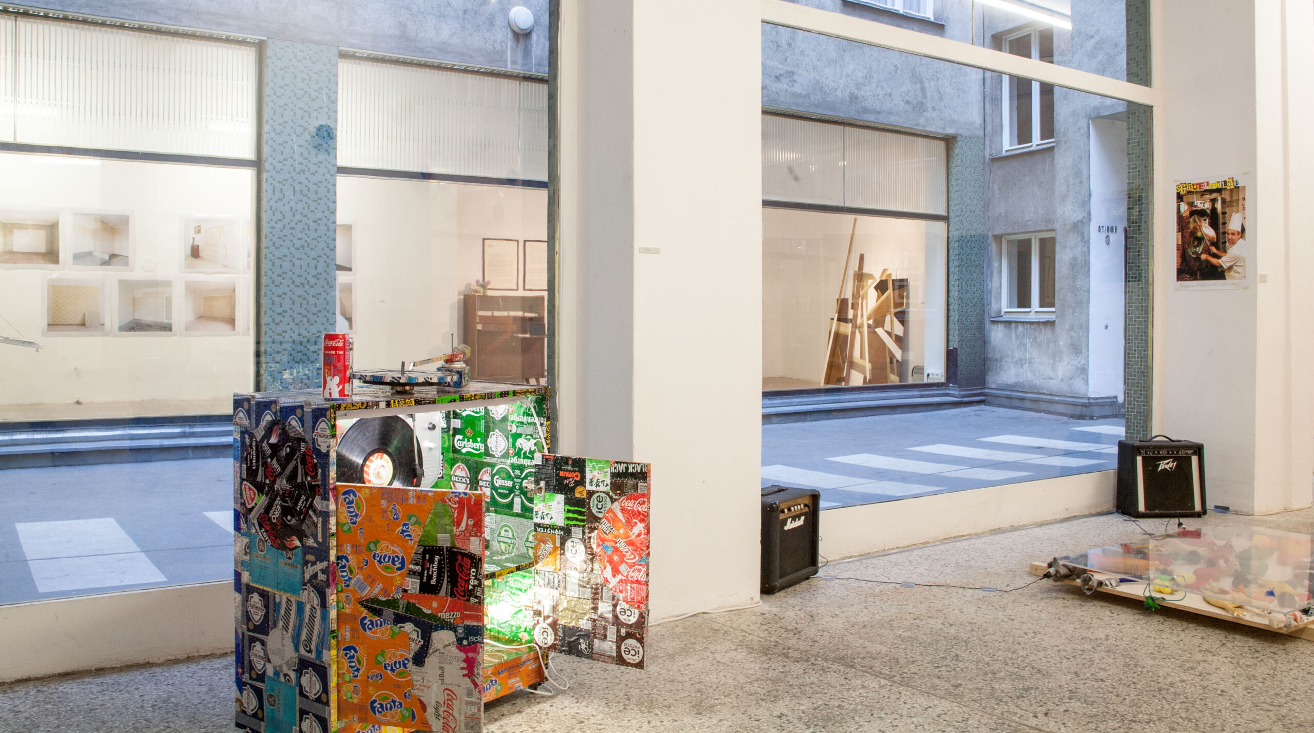 Ausstellungsgestaltung Raumdesign – Design Ausstellung Wien „Halt mich fest. Frier mich ein. Zeig mich her.“, Blick auf beide Ausstellungsräume