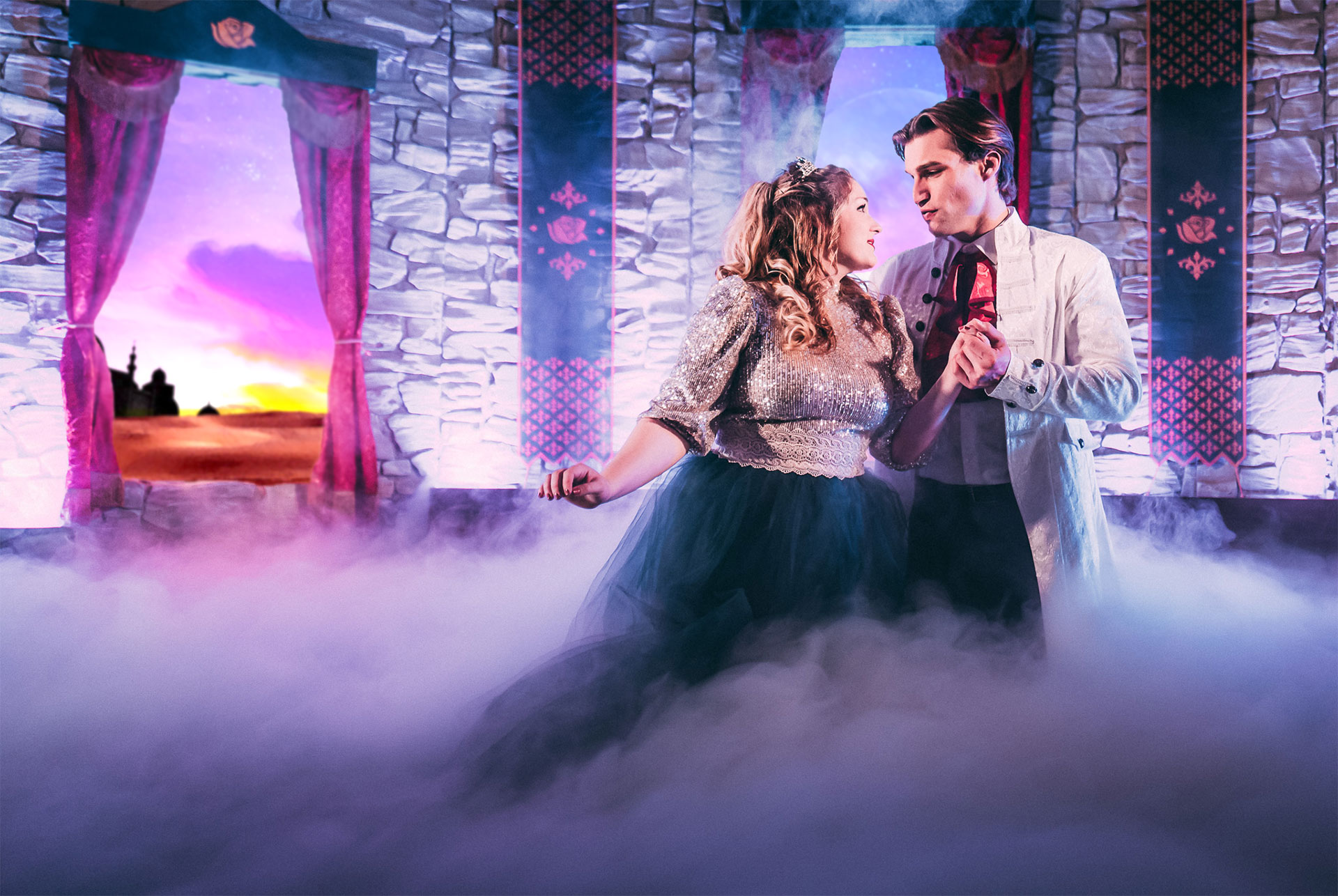 Bühnenbild und Kostümbild Theater – Musical „Magical Singalong“, Prinzessin undPrinze stehen vor einer Schlosswand in einem Meer aus Nebel