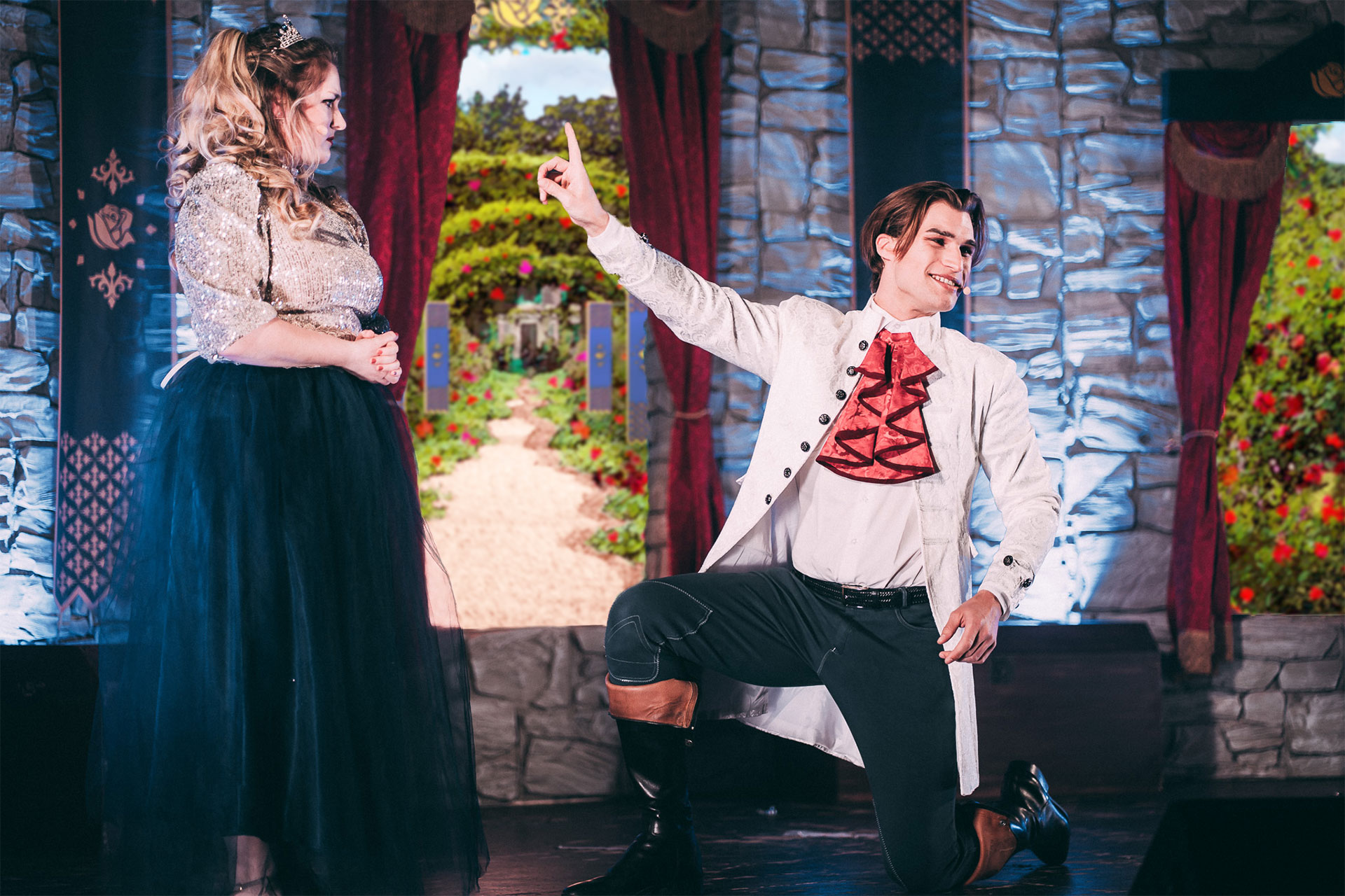 Bühnenbild und Kostümbild Theater – Musical „Magical Singalong“, Prinz kniet vor Prinzessin