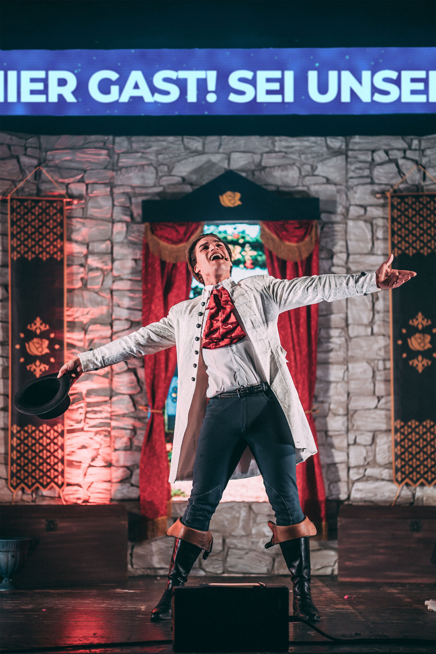 Bühnenbild und Kostümbild Theater – Musical „Magical Singalong“, Prinz Charming tanzt auf der Bühne