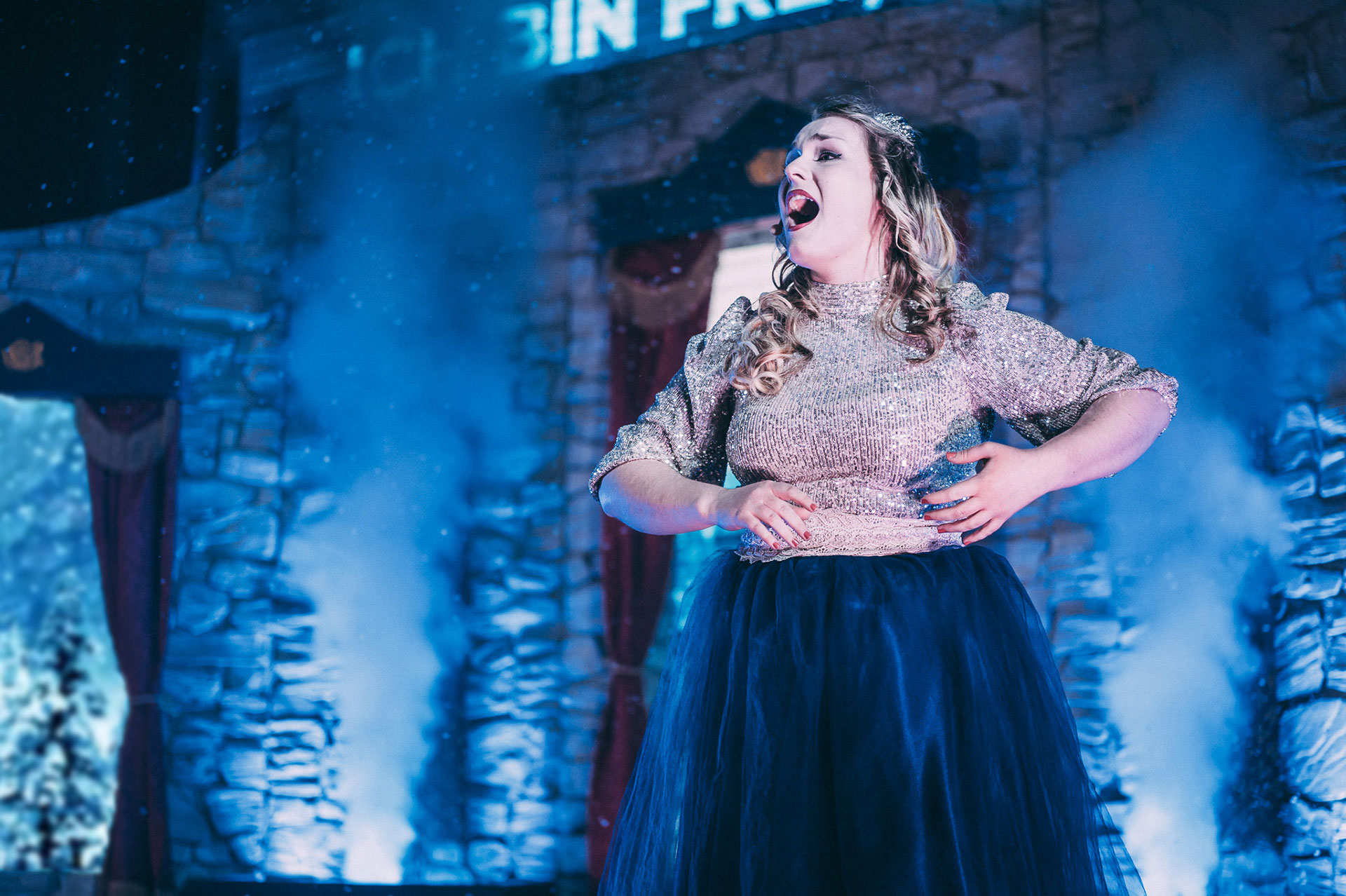 Eine Prinzessin sing, Nebel steigt hinter ihr auf.