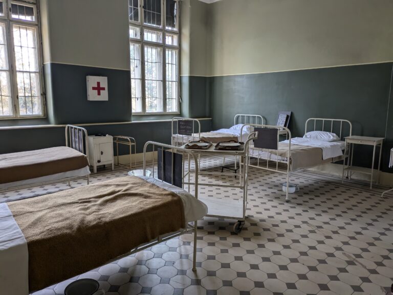 Szenenbild und Ausstattung Film – Set der Dokumentation „Bauchgefühl – Die F.X. Mayr Kur“, Lazarett / Krankenhaus während des 2. Weltkriegs