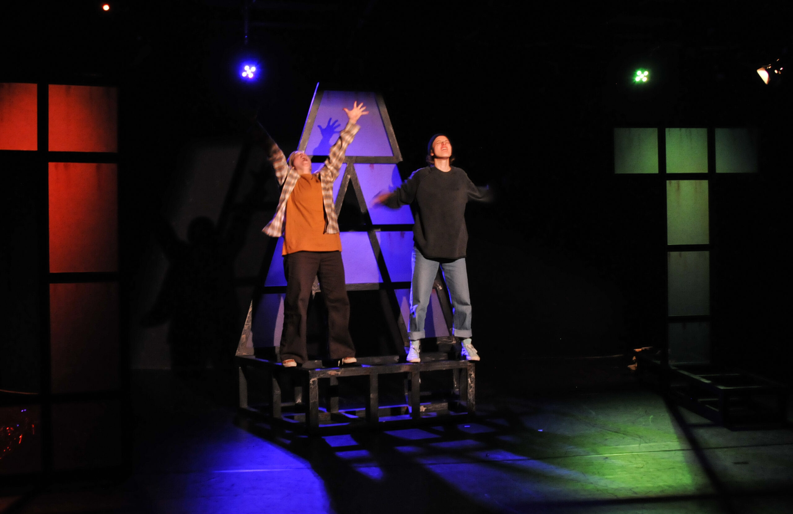 Bühnenbild und Kostümbild Theater – Theaterstück „Das Gesetz der Schwerkraft“, zwei Personen tanzen auf einem überdimensionalen "A"