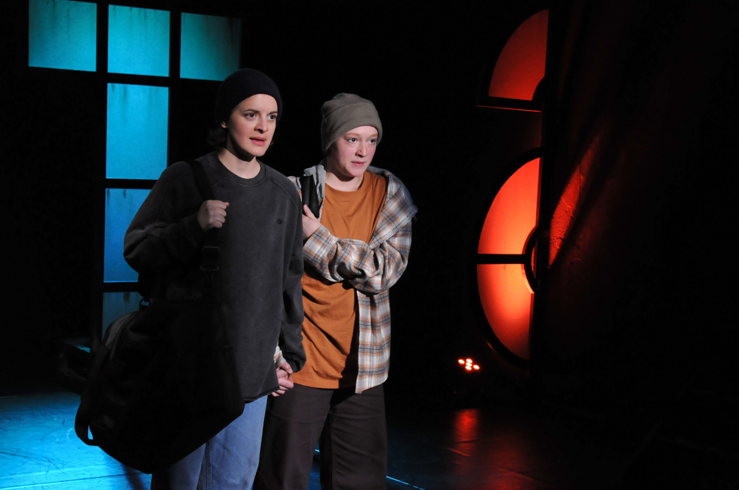 Bühnenbild und Kostümbild Theater – Theaterstück „Das Gesetz der Schwerkraft“, zwei Personen sehen in die Ferne