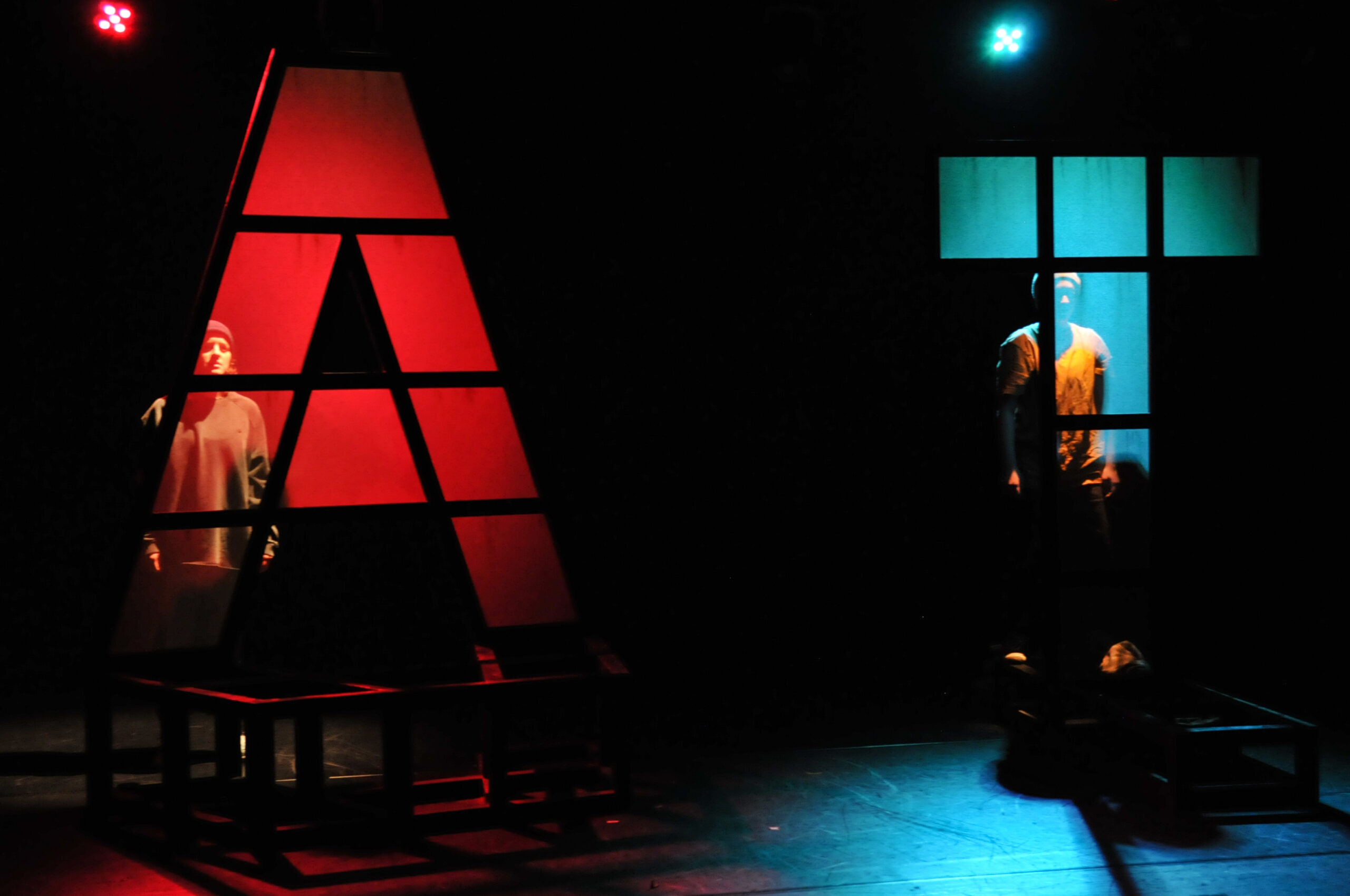 Zwei Personen hinter leuchtenden, leicht transparenten Buchstaben