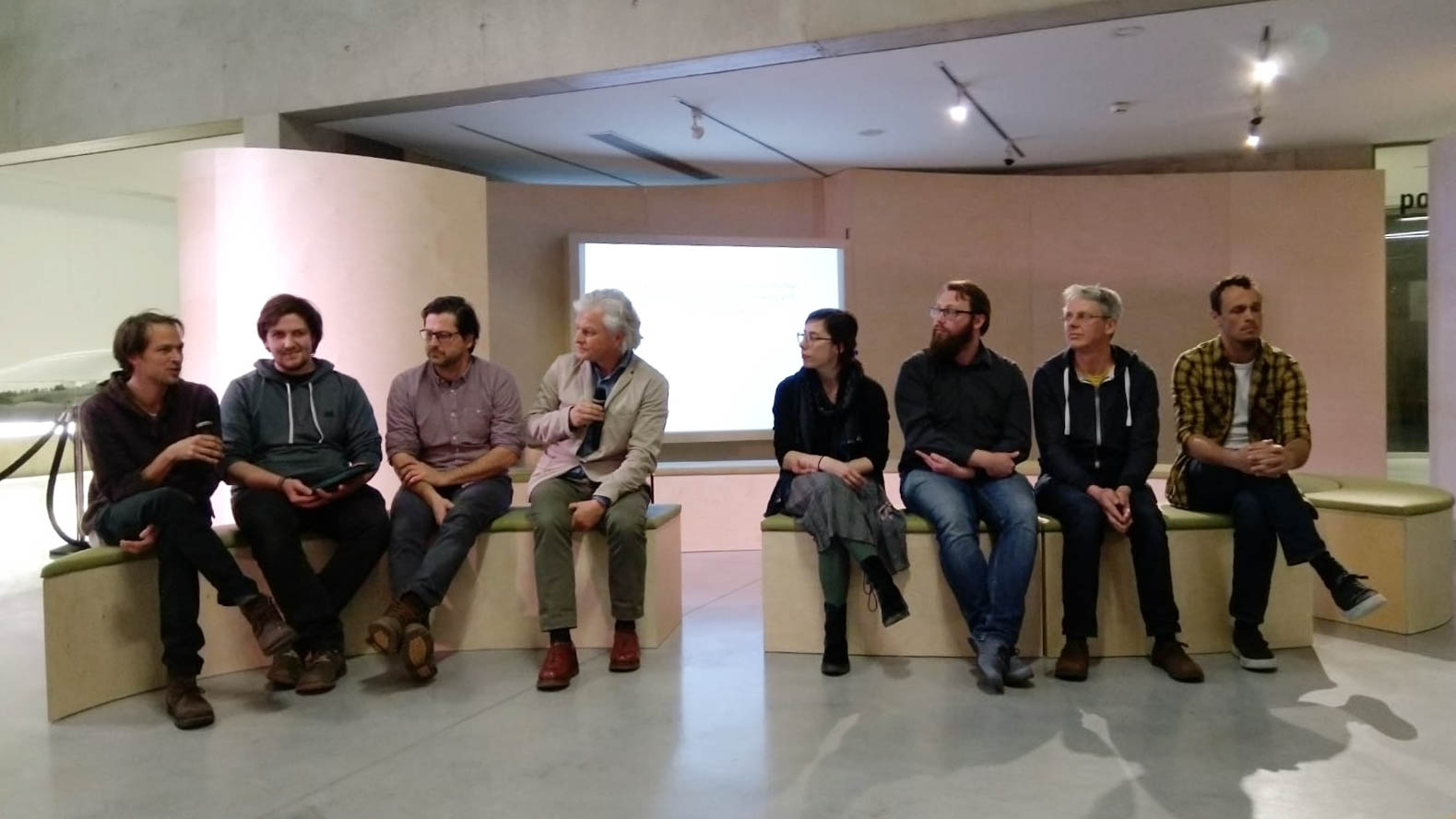 Teamfoto des Student:innen-Teams von Prof. Sonvilla-Weiss bei der Eröffnung der Installation an der Gedenkstätte Mauthausen