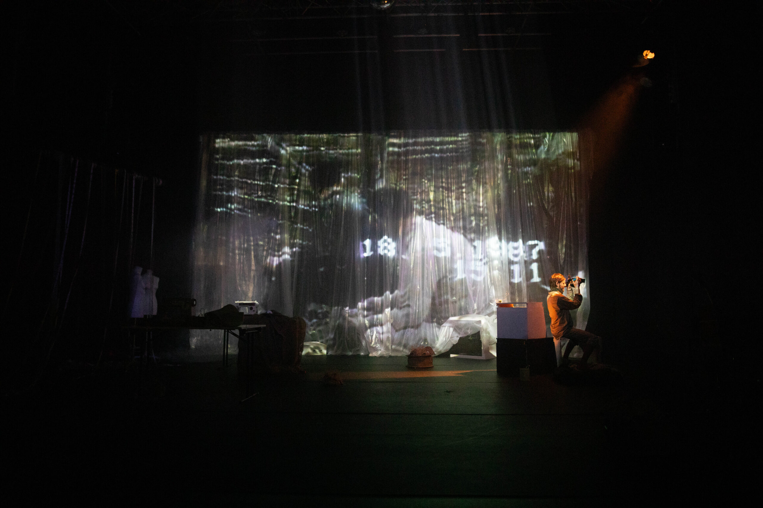 Bühnenbild und Kostümbild Theater – Tanztheater „The Collapse“, Ansicht der Bühne, ein großer Vorhang im Hintergrund auf den projiziert wird