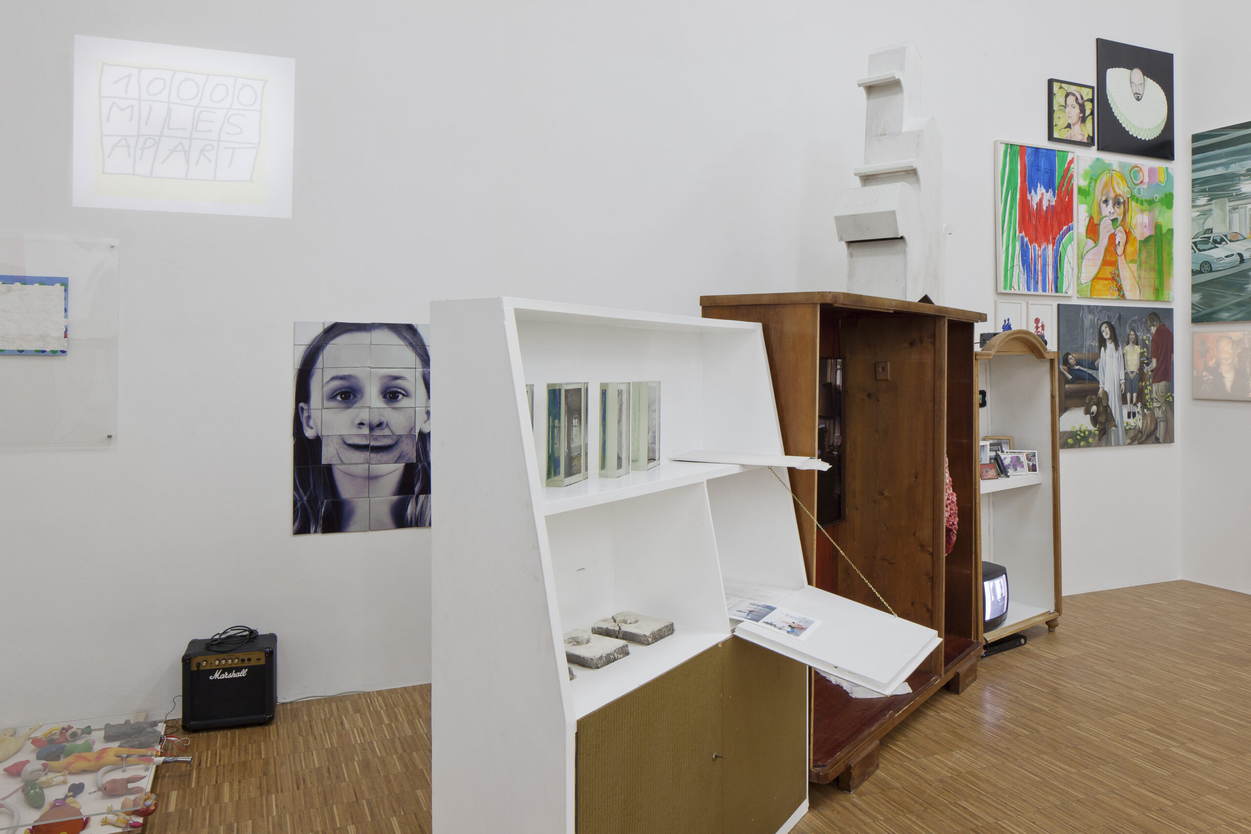 Ein Museumsraum mit alten Schränken, an den Wänden und in den Schränken befinden sich verschiedene Kunstwerke