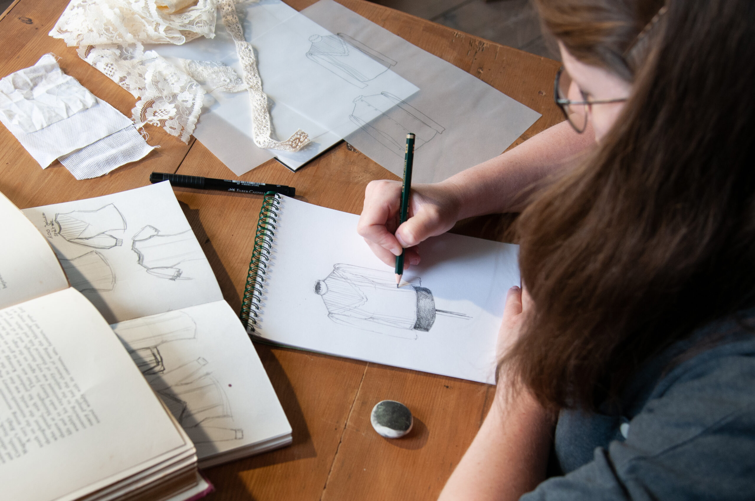Studio L² – Linda zeichnet eine Bluse