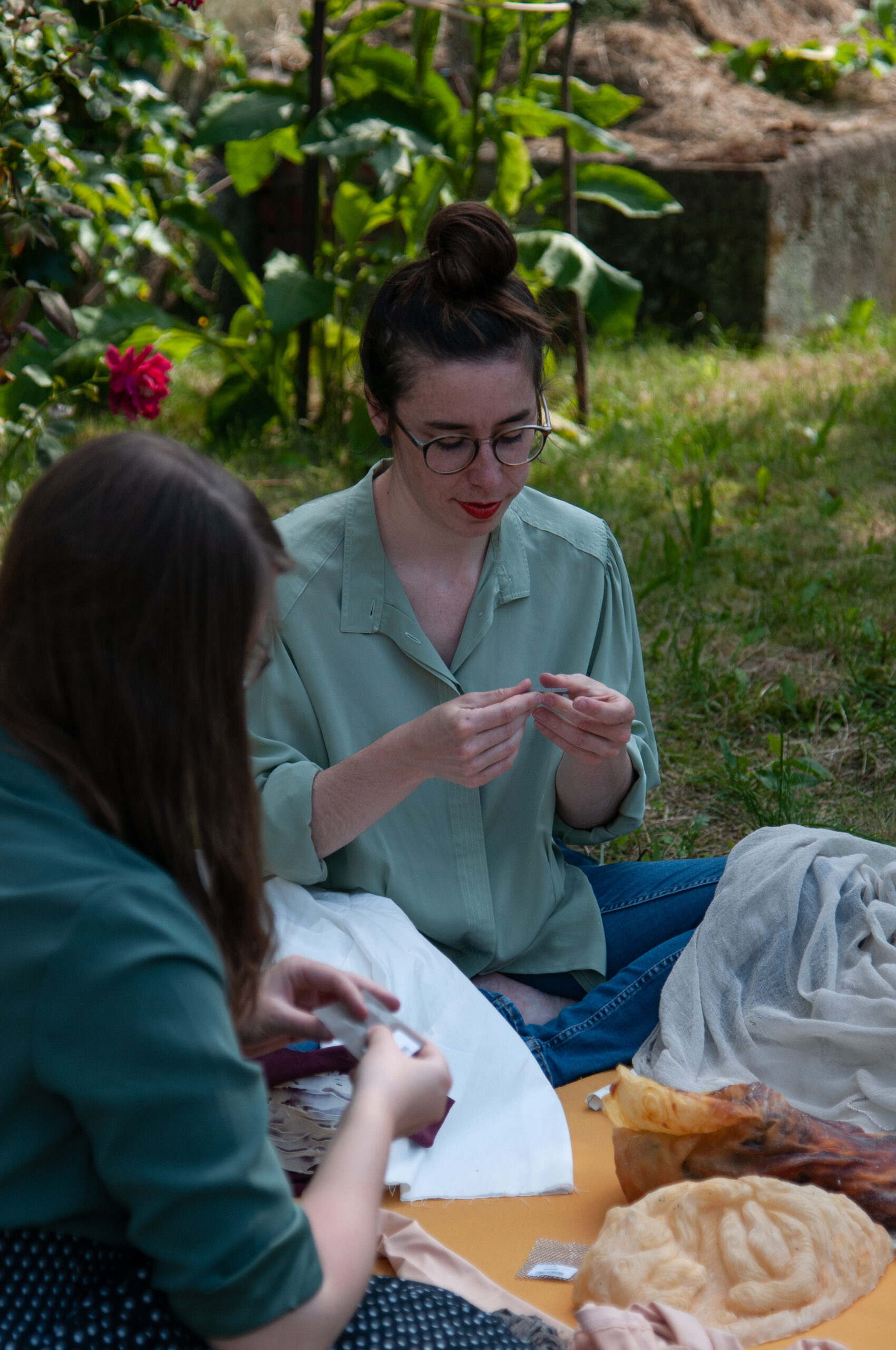Lena und Linda arbeiten gemeinsam an einem Kostümentwurf